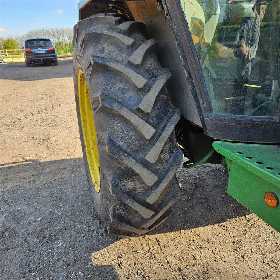Farm tractor John Deere 2040: picture 27