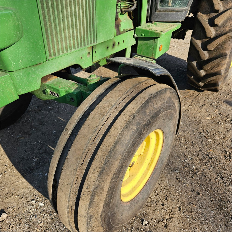 Farm tractor John Deere 2040: picture 24