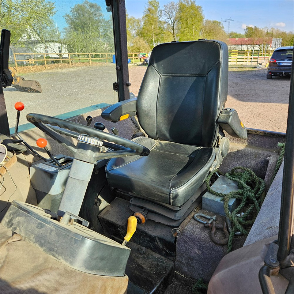 Farm tractor John Deere 2040: picture 8