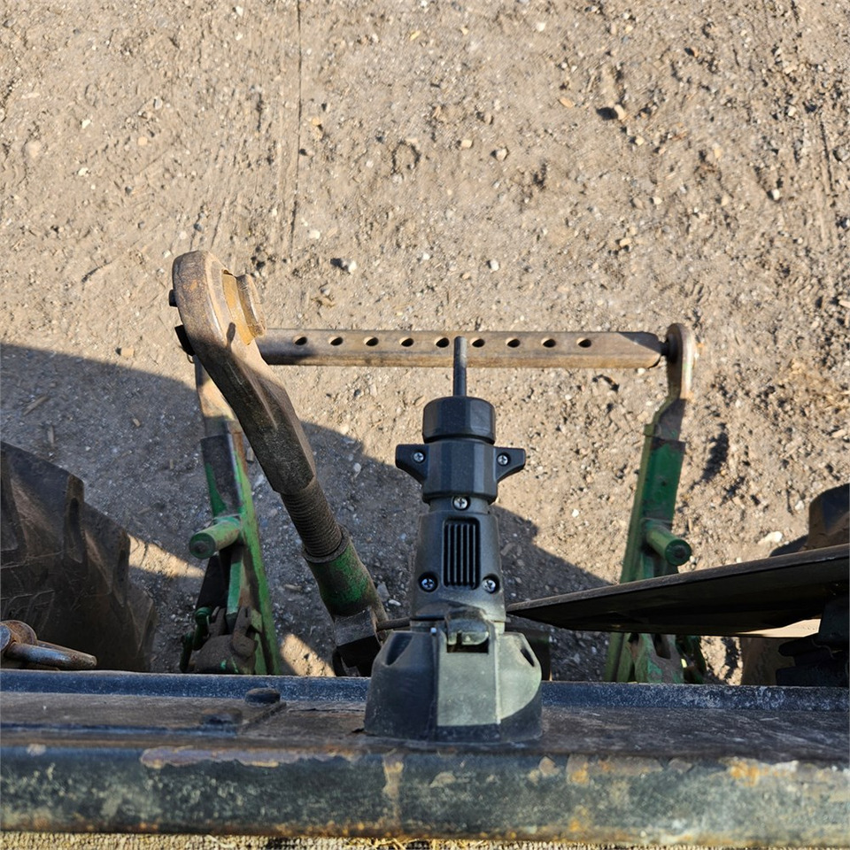 Farm tractor John Deere 2040: picture 18