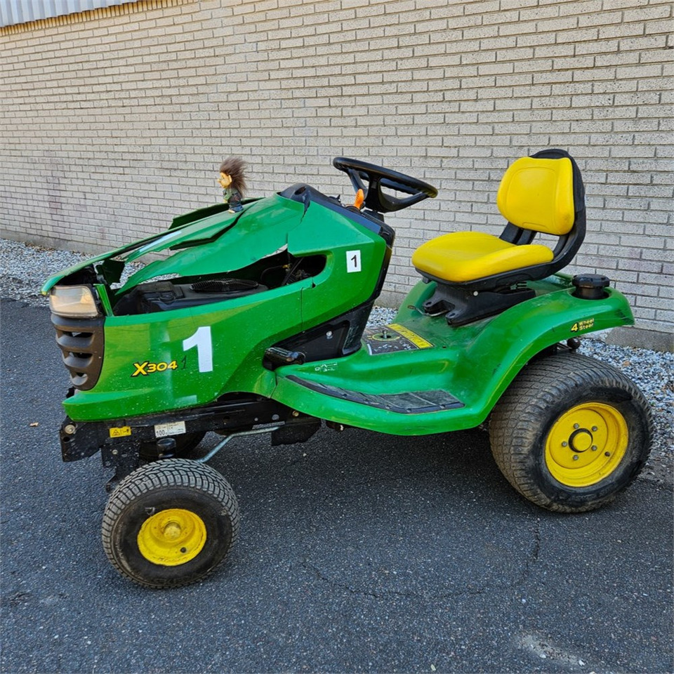 John Deere X304 - Garden mower: picture 1 John Deere X304 - Garden mower: picture 1