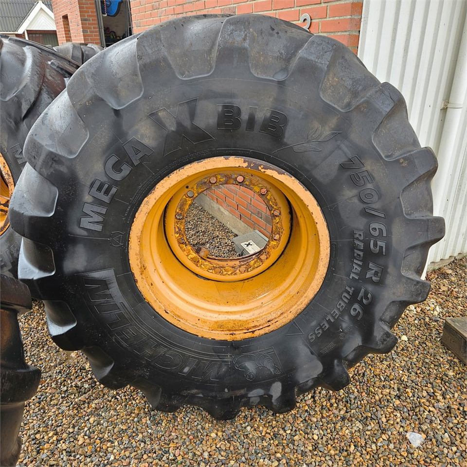 Wheel and tire package for Loader Michelin Mega X BIB: picture 9 Wheel and tire package for Loader Michelin Mega X BIB: picture 9