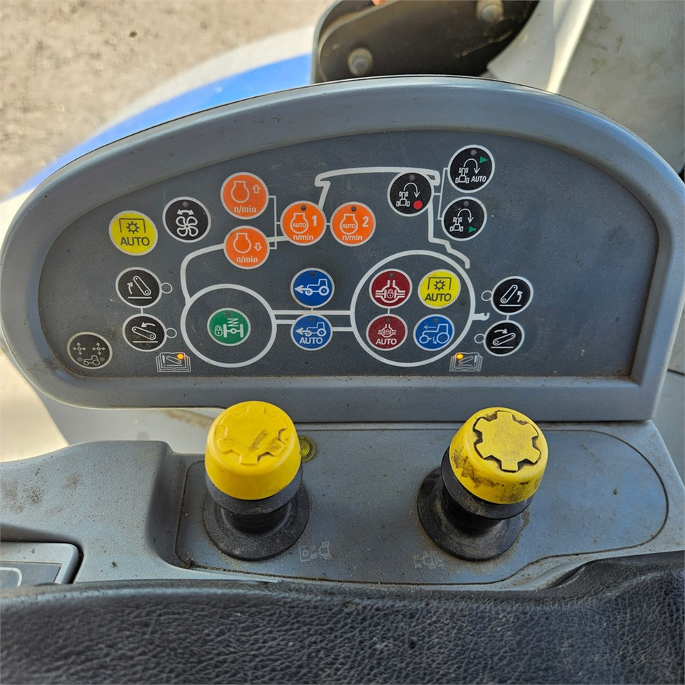 Farm tractor New Holland T7.235 Power Command: picture 12