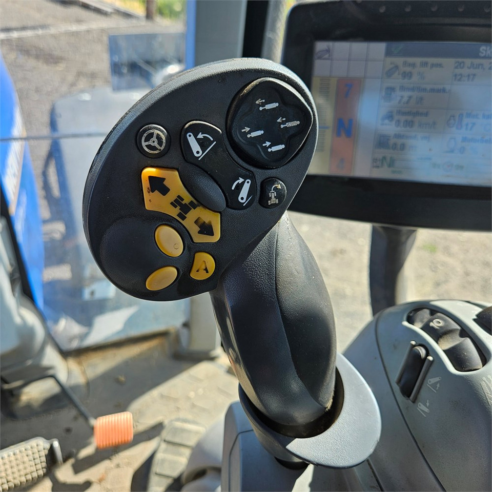 Farm tractor New Holland T7.235 Power Command: picture 11