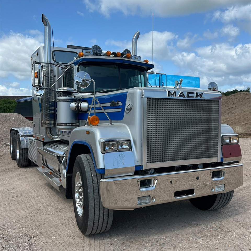 Mack Superliner - Tractor truck: picture 2 Mack Superliner - Tractor truck: picture 2