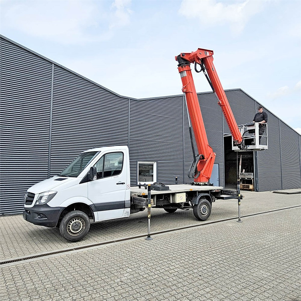 Versalift VTX-240 - Truck with aerial platform: picture 1 Versalift VTX-240 - Truck with aerial platform: picture 1
