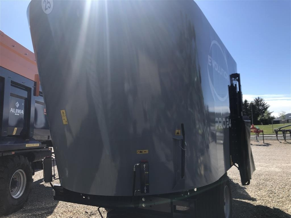 EVO 24 Pro - Forage mixer wagon: picture 4 EVO 24 Pro - Forage mixer wagon: picture 4