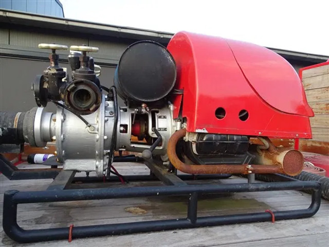 Mercedes-Benz LP 1117 4x4 TURBO Motor Brandweerauto VW motor met Waterpomp in openlaadbak - Fire truck: picture 4 Mercedes-Benz LP 1117 4x4 TURBO Motor Brandweerauto VW motor met Waterpomp in openlaadbak - Fire truck: picture 4