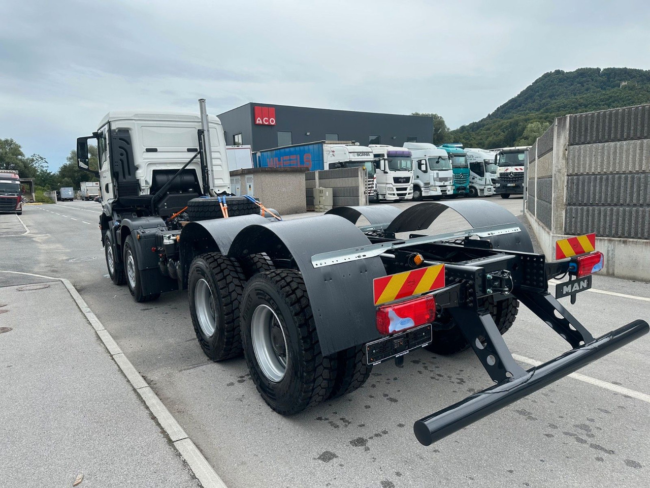 MAN 41.440 8X4 BB CH - Cab chassis truck: picture 3 MAN 41.440 8X4 BB CH - Cab chassis truck: picture 3