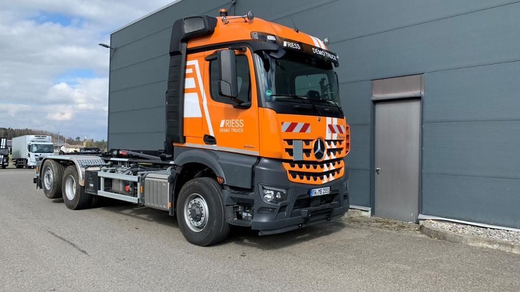 Mercedes-Benz 2551 L Abrollkipper mit HAD, gelenkter liftbarer - Truck: picture 1 Mercedes-Benz 2551 L Abrollkipper mit HAD, gelenkter liftbarer - Truck: picture 1