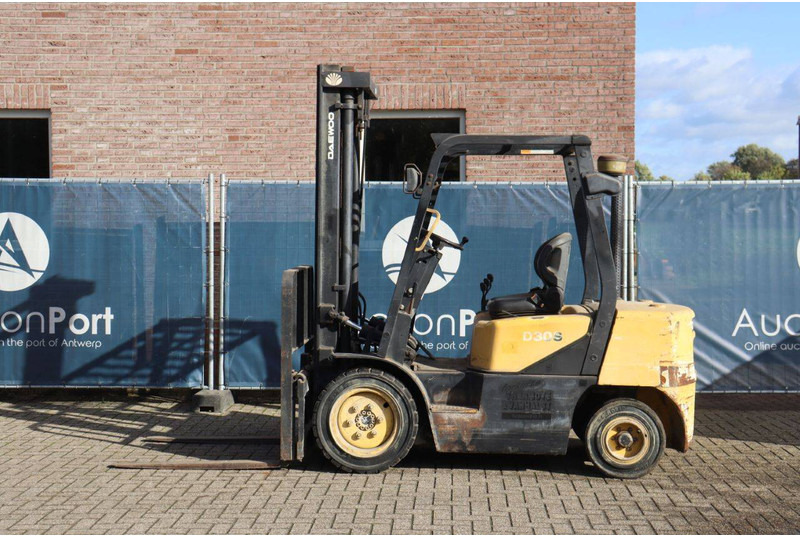 Daewoo D30S-3 - Diesel forklift: picture 2 Daewoo D30S-3 - Diesel forklift: picture 2
