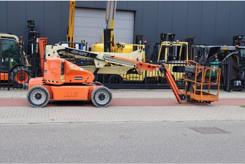 JLG M450AJ - Articulated boom: picture 1 JLG M450AJ - Articulated boom: picture 1
