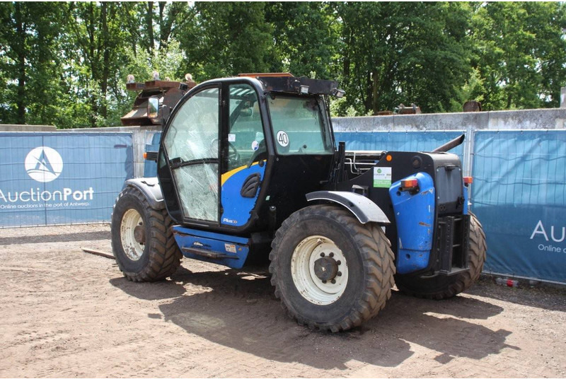 New Holland LM425 - Telescopic handler: picture 3 New Holland LM425 - Telescopic handler: picture 3