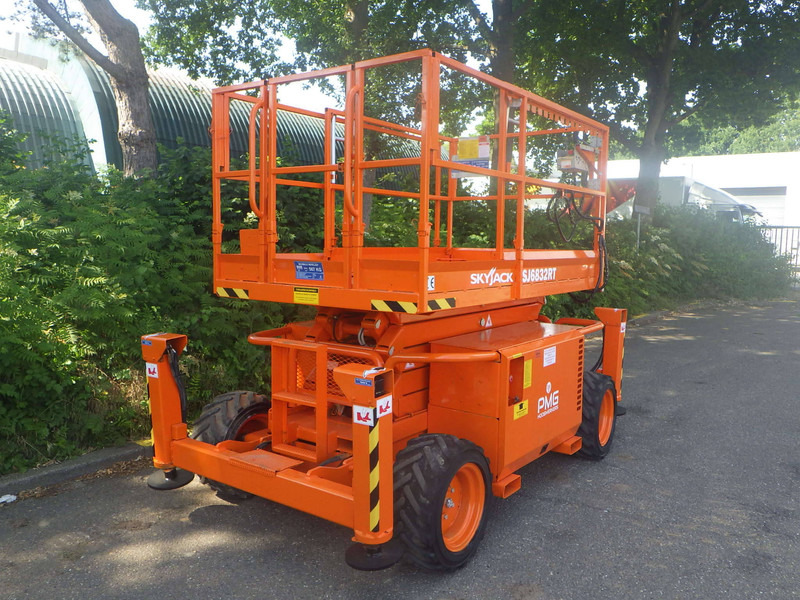 Skyjack SJ6832RT - Scissor lift: picture 2 Skyjack SJ6832RT - Scissor lift: picture 2