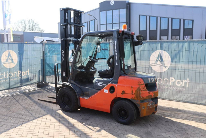 Toyota 02-8FDF30 - Diesel forklift: picture 3 Toyota 02-8FDF30 - Diesel forklift: picture 3