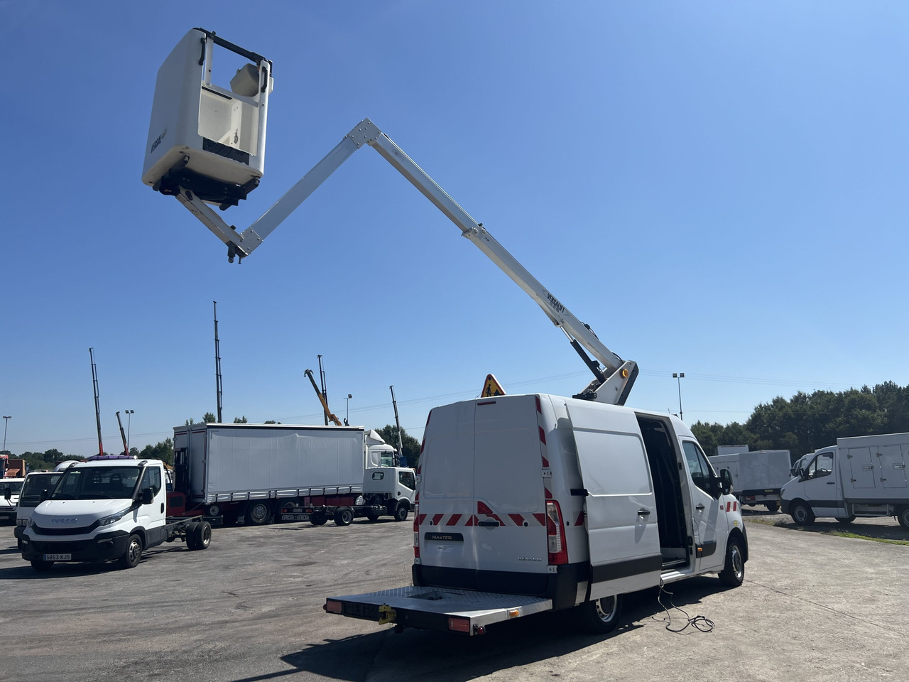 FURGON CON CESTA RENAULT MASTER - Truck with aerial platform: picture 4 FURGON CON CESTA RENAULT MASTER - Truck with aerial platform: picture 4