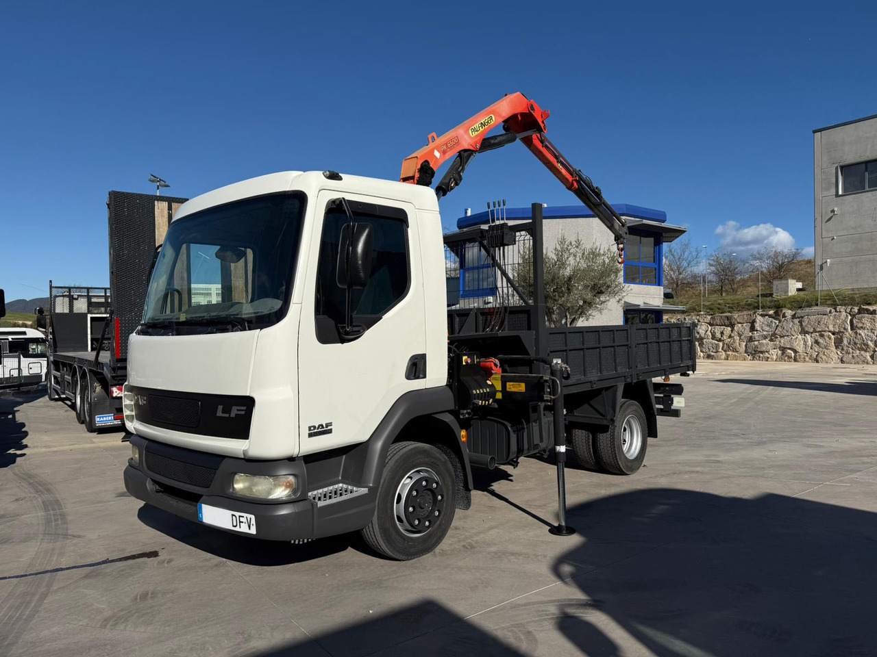 DAF LF FA 45.180 (Platform and Crane) - Dropside/ Flatbed truck, Crane truck: picture 5 DAF LF FA 45.180 (Platform and Crane) - Dropside/ Flatbed truck, Crane truck: picture 5
