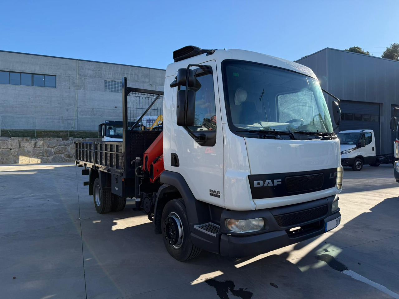 DAF LF FA 45.180 (Platform and Crane) - Dropside/ Flatbed truck, Crane truck: picture 2 DAF LF FA 45.180 (Platform and Crane) - Dropside/ Flatbed truck, Crane truck: picture 2