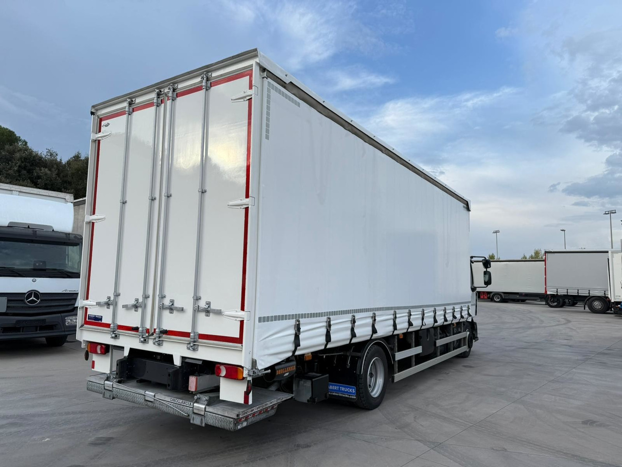 RENAULT D12.240 E6 (Tauliner) - Curtain side truck: picture 3 RENAULT D12.240 E6 (Tauliner) - Curtain side truck: picture 3