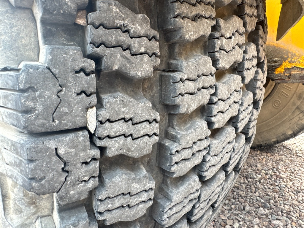 Wheel loader Volvo L70D: picture 9