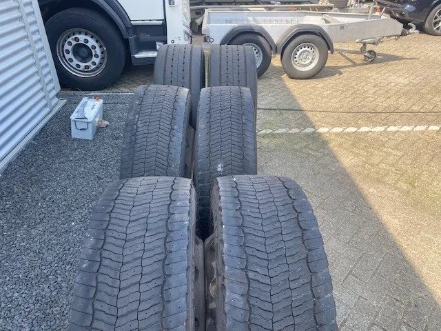 Michelin 385/55x22,5 - 2 stuks en 295/60x22,5 - 4 stuks op 9.00 velg - Tire for Truck: picture 4 Michelin 385/55x22,5 - 2 stuks en 295/60x22,5 - 4 stuks op 9.00 velg - Tire for Truck: picture 4