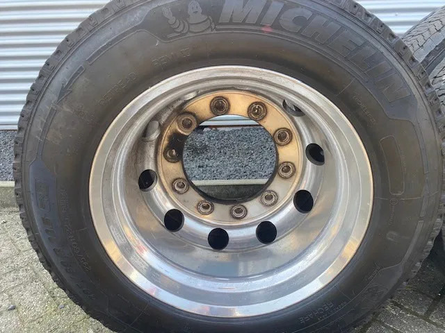 Michelin 385/55x22,5 - 2 stuks en 295/60x22,5 - 4 stuks op 9.00 velg - Tire for Truck: picture 3 Michelin 385/55x22,5 - 2 stuks en 295/60x22,5 - 4 stuks op 9.00 velg - Tire for Truck: picture 3