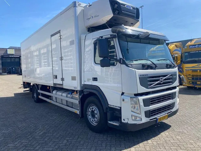 Volvo FM 330 2 temp koelvriesbak , 760 lang, 2 comp, carrier koeler, D"hollandia klep - Refrigerator truck: picture 2 Volvo FM 330 2 temp koelvriesbak , 760 lang, 2 comp, carrier koeler, D"hollandia klep - Refrigerator truck: picture 2
