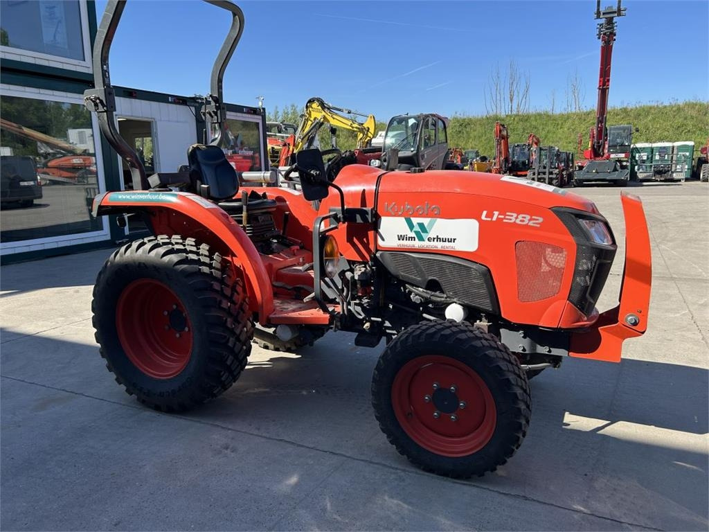Kubota L1-382 (5283)  - Municipal tractor: picture 4 Kubota L1-382 (5283)  - Municipal tractor: picture 4