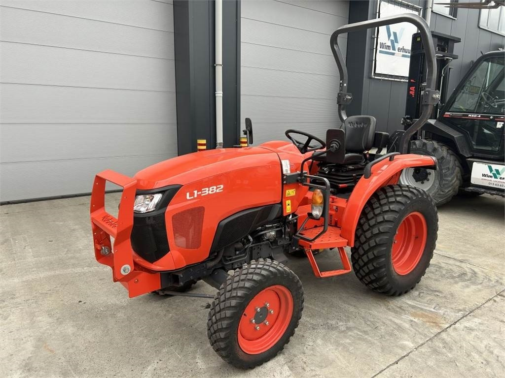 Municipal tractor Kubota L1-382 (7325): picture 1